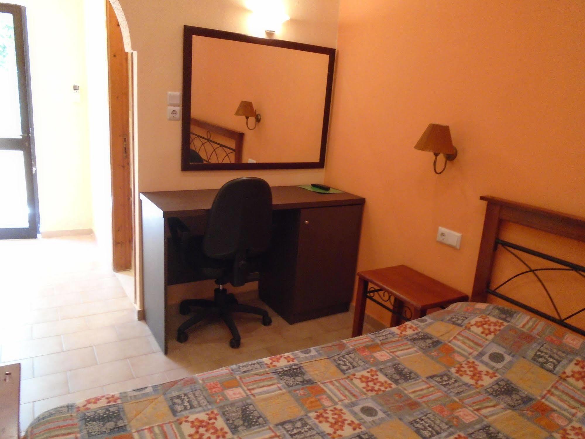 Adonis Beach Hotel Heraklion  Екстер'єр фото